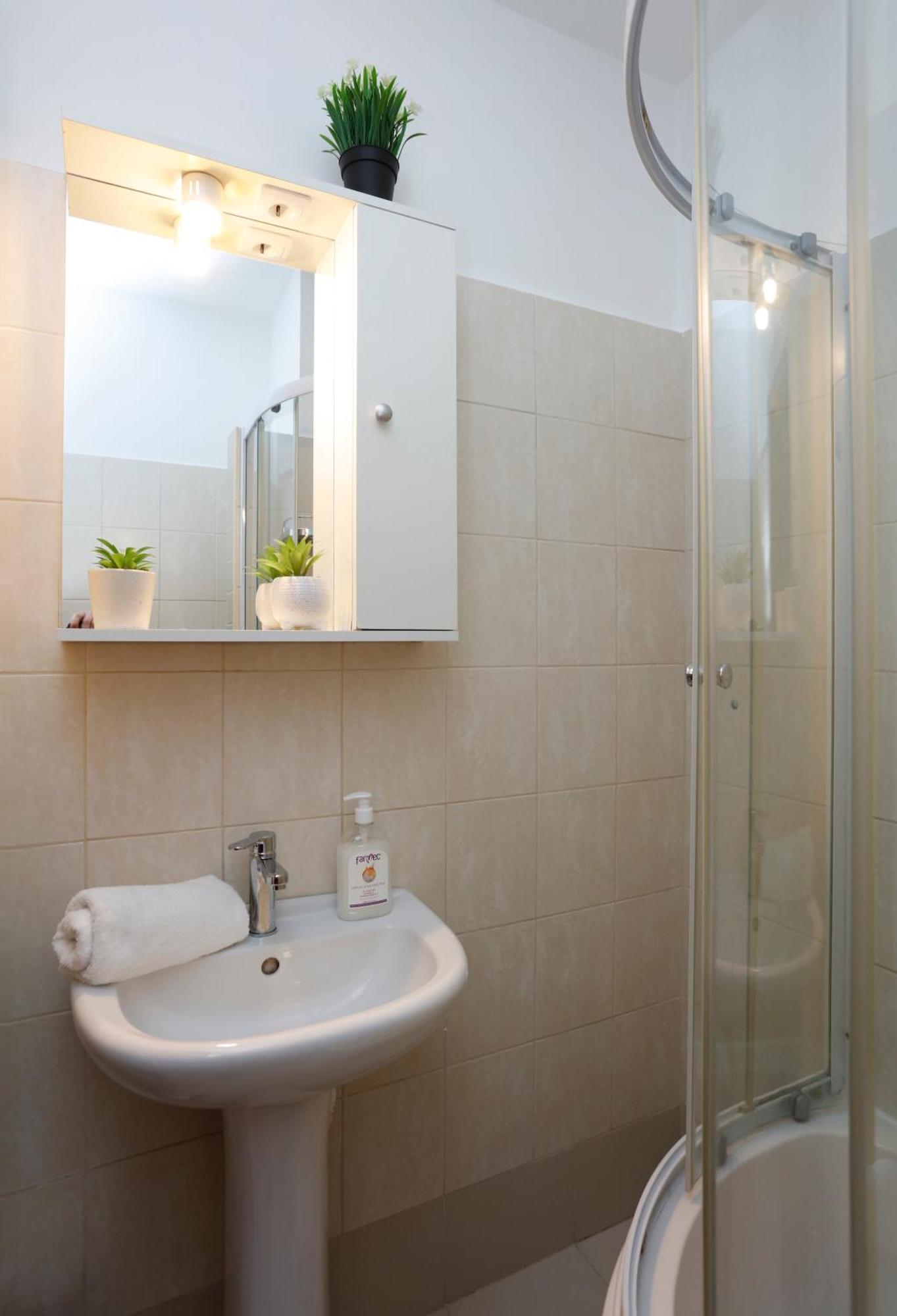 Enchanting Retreat - Historic Old Town - Pet-Friendly Haven - Steps From Unirii 부쿠레슈티 외부 사진