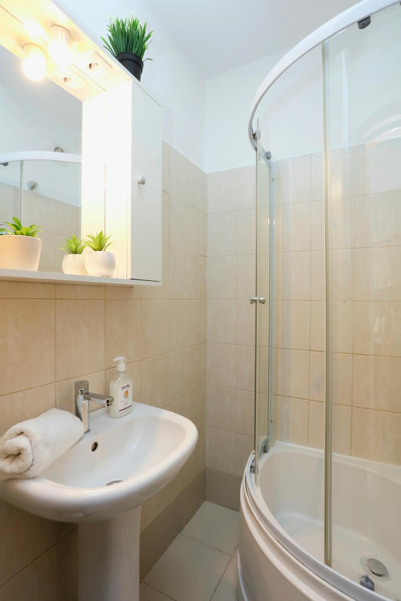 Enchanting Retreat - Historic Old Town - Pet-Friendly Haven - Steps From Unirii 부쿠레슈티 외부 사진